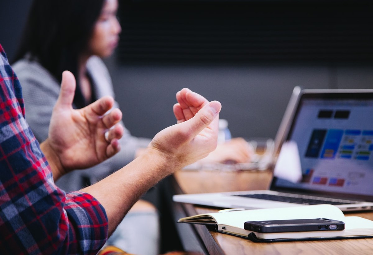 arbeitsplatz mit dokumenten